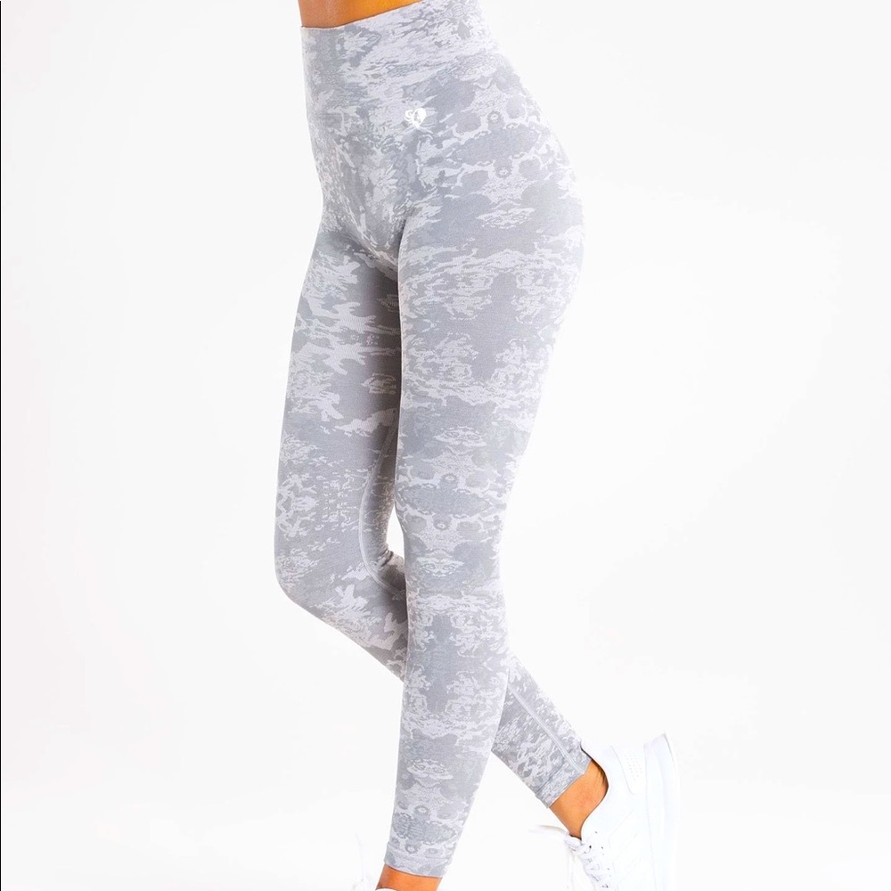 Women’s best camo leggings & sports bra